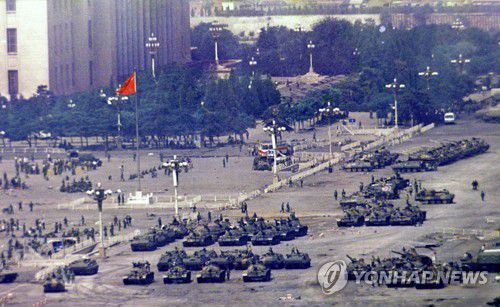 1989년 6월5일 베이징 톈안먼 광장(AP=연합뉴스) 1989년 6월 5일 중국 베이징 톈안먼 광장에 탱크들이 집결해 있는 모습. [연합뉴스 자료사진. 재판매 및 DB 금지] 2023.6.2.