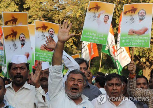라훌 간디 자택 밖에서 시위하는 지지자들(뉴델리 EPA=연합뉴스) 인도 야당 인도국민회의(INC)의 전 총재이자 초대 총리 자와할랄 네루의 외증손자인 라훌 간디 지지자들이 23일(현지시간) 간디가 서부 구자라트주 수라트 지방법원에 출석한 뒤 수도 뉴델리에 있는 그의 자택 밖에 모여 여당 인도국민당(BJP)을 비난하는 손팻말을 들고 시위를 벌이고 있다. 2023.03.24 jason3669@yna.co.kr