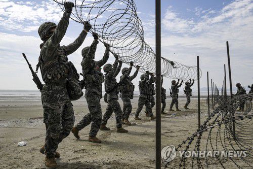 합동 도서방어종합훈련서 장애물 설치하는 장병들(서울=연합뉴스) 서북도서방위사령부가 지난달 30일부터 지난 1일까지 3일간 서북도서 일대에서 '결전태세 확립' 추진 일환으로 합동 도서방어종합훈련을 실시했다고 2일 밝혔다. 사진은 훈련에 참가한 장병들이 장애물을 설치하는 모습. 2023.6.2 [해병대사령부 제공. 재판매 및 DB 금지] photo@yna.co.kr