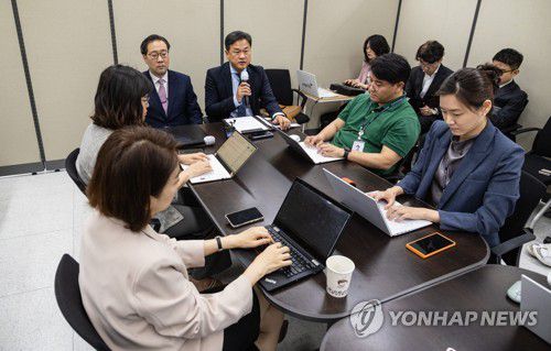 북 정찰총국 산하 해커조직 '김수키' 독자 제재(서울=연합뉴스) 황광모 기자 = 이준일 외교부 북핵기획단장과 최현석 경찰청 사이버수사국장(오른쪽)이 2일 오전 서울 종로구 외교부에서 북한 정찰총국 산하 해커 조직 '김수키'를 독자 대북 제재 명단에 올린 것과 관련한 브리핑을 하고 있다.     김수키는 한국수력원자력, 한국항공우주산업 등을 해킹한 것을 포함해 국내 무기와 인공위성, 우주 관련 첨단기술을 절취한 유명 해킹 공작 조직이다. 2023.6.2 hkmpooh@yna.co.kr