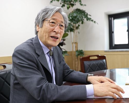 인터뷰하는 김영운 국립국악원장(서울=연합뉴스) 김성민 기자 = 6월 1일 오후 서울 서초구 국립국악원에서 김영운 국립국악원장이 연합뉴스와 인터뷰하고 있다. 2023.6.3     ksm7976@yna.co.kr