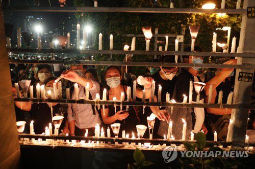 2020년 6월 4일 홍콩의 촛불 집회 (EPA=연합뉴스) 2020년 6월 4일 홍콩 빅토리아 파크에서 열린 톈안먼 민주화 시위 추모 촛불 집회. 2023.6.3. [EPA 연합뉴스 자료사진. 재판매 및 DB 금지]
