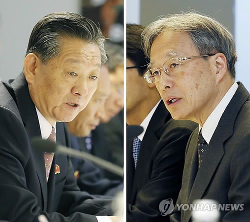 스톡홀름서 대면한 북일 협상 대표(스톡홀름 교도=연합뉴스) 스톡홀름 시내의 한 호텔에서 만난 송일호(왼쪽) 북일국교정상화교섭 담당대사와 이하라 준이치(伊原純一) 외무성 아시아대양주국장이 각각 모두 발언을 하는 장면.     2014.5.26 <<국제뉴스부 기사참조>> jhcho@yna.co.kr