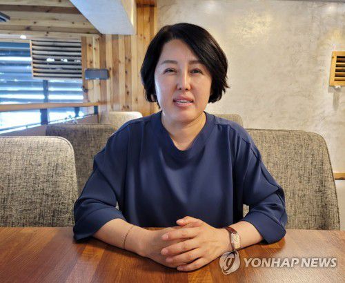 외국인 최다거주 안산시 '1호 다문화 시의원' 황은화씨(안산=연합뉴스) 김인유 기자 = 지난 6·1 지방선거에서 경기 안산시 기초비례에 더불어민주당 후보로 당선된 황은화(49) 씨가 13일 다문화특구에서 기자와 만나 소감과 포부를 밝히고 있다. 중국동포 출신의 한국 국적 취득자인 황씨는 국내에서 가장 많은 외국인이 거주하는 안산에서 최초의 '다문화 출신 시의원'으로 활동하게 된다. 2022.6.14 hedgehog@yna.co.kr