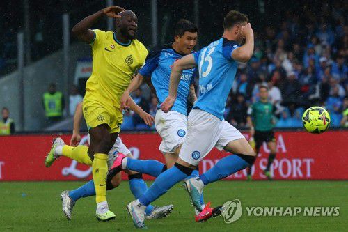 밀란 로카쿠 차단하는 나폴리 김민재(나폴리 AFP=연합뉴스) 이탈리아 프로축구 세리에A의 수비수 김민재(가운데)가 지난달 21일(현지시간) 나폴리 디에고 아르만도 마라도나 경기장에서 열린 2022-2023 세리에A 인터 밀란과의 경기에서 공격수 로멜루 루카쿠(왼쪽)를 차단하고 있다. 이날 선발로 출전한 김민재는 74분 동안 경기를 소화했으며 팀은 인터 밀란에 3-1로 승리를 거뒀다. 2023.05.22 ddy04002@yna.co.kr