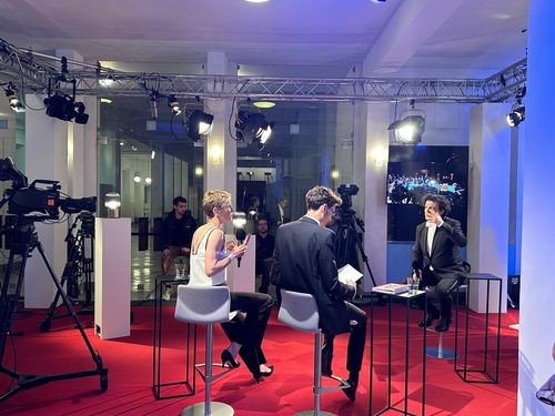 현지 매체도 열띤 취재(브뤼셀=연합뉴스) 정빛나 특파원 = 4일(현지시간) 벨기에 브뤼셀 보자르 극장에서 현지 매체가 방송을 준비하는 모습. 2023.6.4 shine@yna.co.kr [재판매 및 DB 금지]