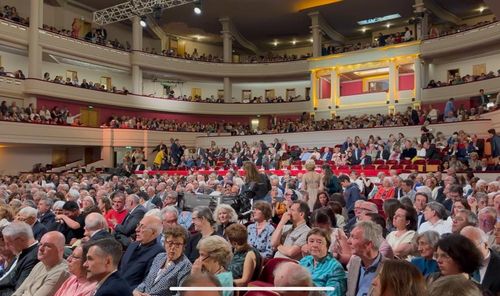 '클래식 샛별' 탄생 기다리는 관객들(브뤼셀=연합뉴스) 정빛나 특파원 = 4일(현지시간) 벨기에 브뤼셀 보자르 극장에서 관객들이 '퀸 엘리자베스 콩쿠르' 우승자 발표를 기다리고 있다. 2023.6.4 shine@yna.co.kr [재판매 및 DB 금지]