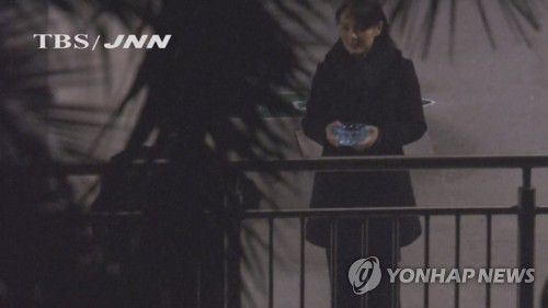 재떨이 들고 서 있는 김여정2019년 2월 26일 김정은 북한 국무위원장이 북미 정상회담을 위해 베트남 하노이에 도착하기 몇 시간 전 중국 남부 난닝의 역에서 휴식을 취하며 담배를 피우자 여동생인 김여정 노동당 선전선동부 제1부부장이 크리스털 재질로 보이는 재떨이를 들고 서 있다. [TBS 제공. 연합뉴스 자료사진]