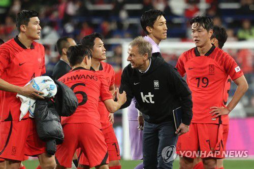 '눈 높이 격려'(울산=연합뉴스) 신현우 기자 = 지난 3월 24일 오후 울산 문수축구경기장에서 열린 대한민국 대 콜롬비아 축구 대표팀의 평가전을 마친 위르겐 클린스만 감독이 황인범 등 선수들을 격려하고 있다. 2023.3.24 nowwego@yna.co.kr