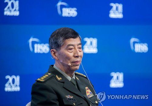 연설 앞둔 리상푸 중국 국무위원 겸 국방부장(싱가포르=연합뉴스) 김도훈 기자 = 리상푸 중국 국무위원 겸 국방부장이 4일(현지시간) 싱가포르 샹그릴라 호텔에서 열린 제20차 아시아안보회의(샹그릴라 대화)에서 연단 오르기 전 자리에서 잠시 대기하고 있다. 2023.6.4 superdoo82@yna.co.kr