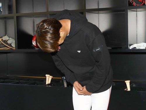 고개 숙인 김광현[SSG 랜더스 제공. 재판매 및 DB 금지]