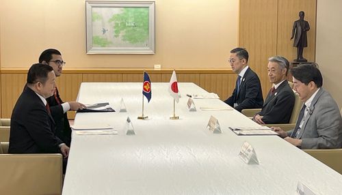 일본 외무상과 아세안 사무총장 회담(도쿄 교도=연합뉴스) 하야시 요시마사 외무상이 5일 방일 중인 까으 끔 후은 아세안 사무총장과 회담했다. 2023.06.05. [재배포 및 DB화 금지]