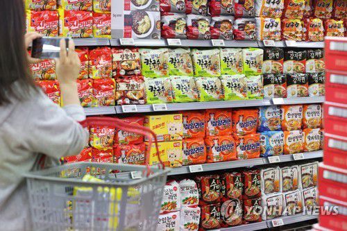 불닭볶음면ㆍ삼양라면 가격 인상(서울=연합뉴스) 강민지 기자 = 삼양식품이 내달 7일부터 불닭볶음면과 삼양라면 등 13개 브랜드 제품 가격을 평균 9.7% 인상한다고 21일 밝혔다. 봉지면 기준 불닭볶음면과 삼양라면은 각각 8.7%, 9.3% 오른다. 사진은 이날 서울의 한 대형마트에 진열된 라면. 2022.10.21 mjkang@yna.co.kr