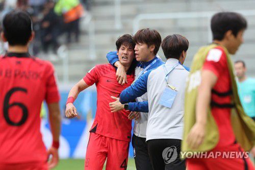 김은중 감독 '석현아, 잘했어!'(산티아고 델 에스테로=연합뉴스) 임화영 기자 = 4일(현지시간) 오후 아르헨티나 산티아고 델 에스테로 스타디움에서 열린 2023 국제축구연맹(FIFA) 20세 이하(U-20) 월드컵 8강전 한국 대 나이지리아의 경기에서 최석현이 연장 전반 헤더골을 넣은 뒤 김은중 감독과 기쁨을 나누고 있다. 2023.6.5 hwayoung7@yna.co.kr