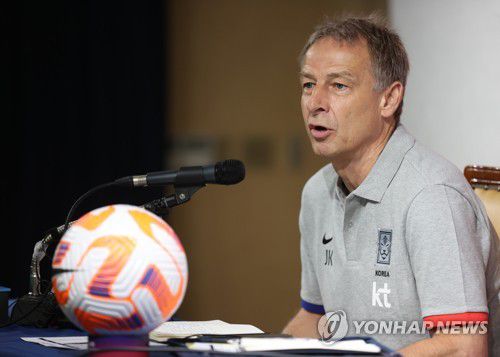 친선 경기 명단 발표 나선 클린스만 감독(서울=연합뉴스) 김성민 기자 = 위르겐 클린스만 한국 축구대표팀 감독이 5일 오전 서울 종로구 축구회관에서 6월 페루, 엘살바도르와의 평가전에 나설 선수 명단을 발표하고 있다.      클린스만호는 16일 부산아시아드주경기장에서 페루와, 20일 대전월드컵경기장에서 엘살바도르와 평가전에 나선다. 2023.6.5 ksm7976@yna.co.kr