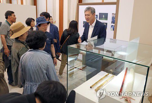 노재헌 원장, 청와대 개방 1주년 기념전시 방문(서울=연합뉴스) 지난 3일 서울 청와대 본관에서 열린 청와대 개방 1주년 기념 '우리 대통령들의 이야기-여기 대통령들이 있었다' 전시를 방문한 노태우 전 대통령의 아들 노재헌 동아시아문화센터 원장이 노 전 대통령의 부스에서 관람객들에게 직접 전시 설명을 하고 있다. 2023.6.5 [문화체육관광부 제공. 재판매 및 DB 금지] photo@yna.co.kr