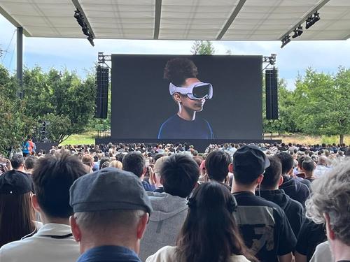 애플이 공개한 MR 헤드셋 '비전 프로'(쿠퍼티노[미 캘리포니아주]=연합뉴스) 김태종 특파원 = 애플이 5일(현지시간) 본사가 있는 미 캘리포니아주 쿠퍼티노 애플 파크에서 열린 연례 세계 개발자 회의(WWDC)에서 공개한 MR 헤드셋 '비전 프로'. 2023. 6. 6. taejong75@yna.co.kr