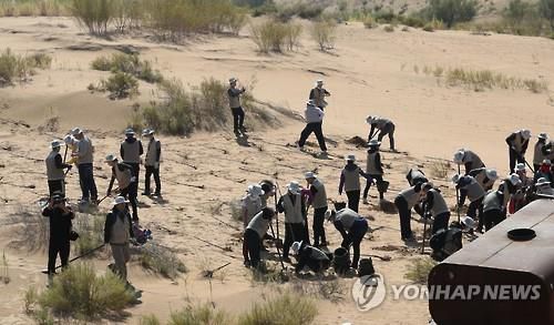네이멍구 사막에서의 식목행사[연합뉴스 자료사진]