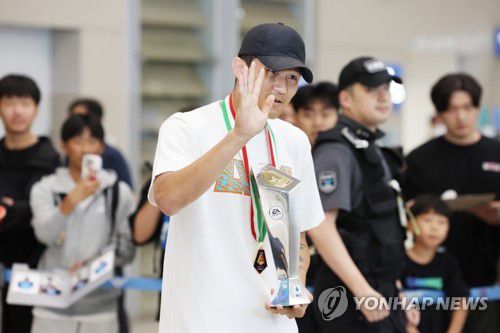 '수비왕' 김민재 귀국(영종도=연합뉴스) 신준희 기자 = 이탈리아 프로축구 세리에A 최우수 수비수 상을 거머쥔 김민재가 6일 영종도 인천국제공항을 통해 귀국하고 있다. 2023.6.6 hama@yna.co.kr