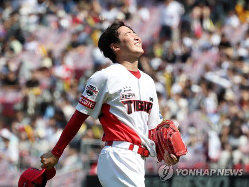 기뻐하는 윤영철(광주=연합뉴스) 조남수 기자 = 6일 광주기아챔피언스필드에서 열린 프로야구 SSG 랜더스와 KIA 타이거즈의 경기. KIA 선발투수 윤영철이 5회초 1사 1, 2루에서 SSG 박성한을 병살로 처리하며 이닝을 마치고 기뻐하고 있다. 2023.6.6 iso64@yna.co.kr