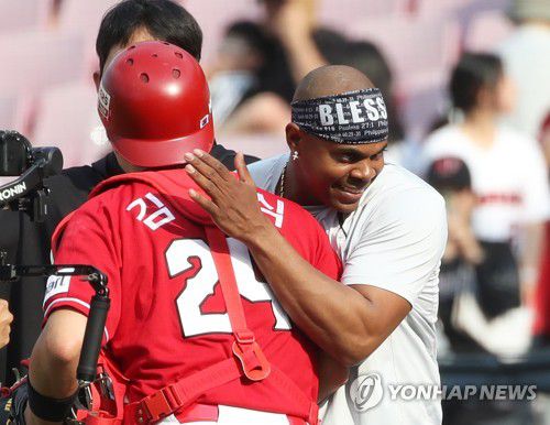 승리 투수 엘리아스, 김민식과 자축(광주=연합뉴스) 조남수 기자 = 6일 광주기아챔피언스필드에서 열린 프로야구 SSG 랜더스와 KIA 타이거즈의 경기에서 2-1 신승을 거둔 SSG 선수들이 승리를 자축하고 있다. 2023.6.6 iso64@yna.co.kr