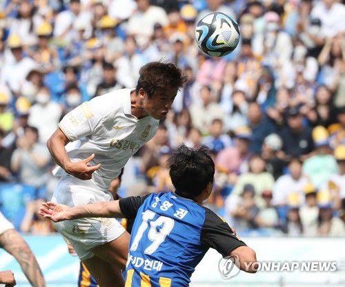'머리로 슛'(울산=연합뉴스) 김용태 기자 = 지난달 14일 울산 문수축구경기장에서 열린 프로축구 하나원큐 K리그1 울산 현대와 FC서울의 경기에서 서울 김주성이 헤더 슛하고 있다. 2023.5.14 yongtae@yna.co.kr