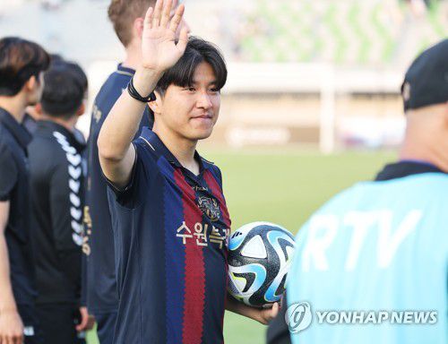 팬들에게 인사하는 박주호(수원=연합뉴스) 홍기원 기자 = 6일 경기도 수원종합운동장에서 열린 '하나원큐 K리그 1' 수원FC와 울산 현대의 경기가 끝난 후 이번 경기를 마지막으로 은퇴하는 수원FC 박주호가 팬들에게 인사하고 있다. 2023.6.6 xanadu@yna.co.kr