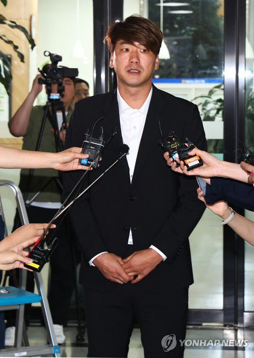 WBC '음주파문' 김광현, 상벌위원회 출석(서울=연합뉴스) 서대연 기자 = 2023 월드베이스볼클래식(WBC) 기간에 음주해 논란을 빚은 김광현(SSG 랜더스)이 7일 서울 강남구 도곡동 야구회관에서 열린 상벌위원회 출석을 위해 건물로 들어서며 기자들의 질문에 답하고 있다. 2023.6.7 dwise@yna.co.kr