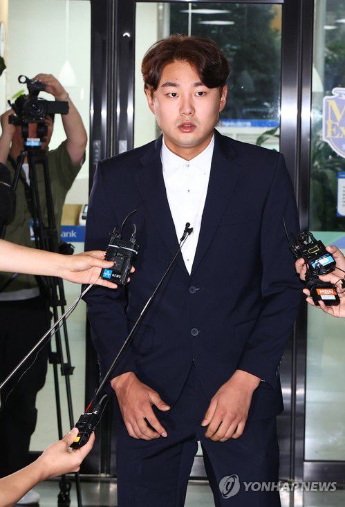 'WBC 음주파문' 정철원, 상벌위원회 출석(서울=연합뉴스) 서대연 기자 = 2023 월드베이스볼클래식(WBC) 기간에 음주해 논란을 빚은 정철원(두산 베어스)이 7일 서울 강남구 도곡동 야구회관에서 열린 상벌위원회 출석을 위해 건물로 들어서고 있다. 2023.6.7 dwise@yna.co.kr