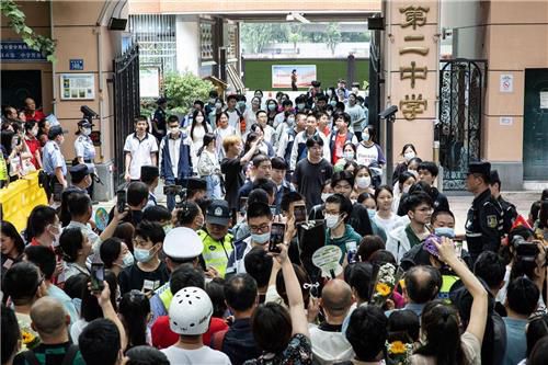 7일 가오카오 시험 마치고 나오는 우한의 수험생들[호북일보 캡처. 재판매 및 DB 금지]