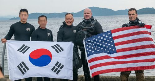 한미 특수전지휘관, 함께 잠수훈련(서울=연합뉴스) 주한 미 특수전사령부는 8일 페이스북에 마이클 E. 마틴(공군소장) 주한미특수전사령관과 박후병 해군특수전전단장(준장)이 지난달 30∼31일 경남 진해 인근 해역에서 잠수훈련을 함께한 사진을 공개했다. 2023.6.8 [주한 미 특전사 페이스북 캡처]