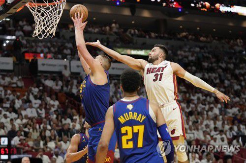 골밑 득점을 올리는 니콜라 요키치[AP=연합뉴수]