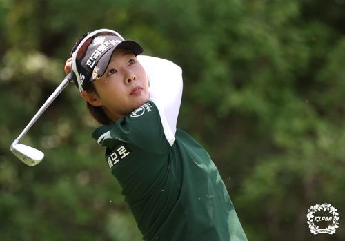 아이언 티샷하는 박지영(서울=연합뉴스) 박지영이 17일 강원 춘천에 위치한 라데나CC에서 열린 2023 두산매치플레이 챔피언십 1라운드 3번 홀에서 아이언 티샷하고 있다. 2023.5.17      [KLPGA 제공. 재판매 및 DB 금지] photo@yna.co.kr