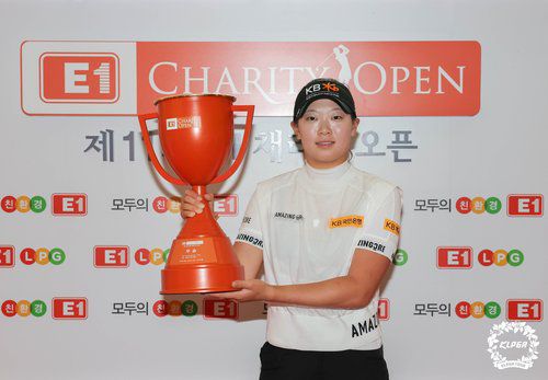E1 채리티 오픈 우승한 방신실(서울=연합뉴스) 28일 강원 원주에 위치한 성문안 컨트리클럽에서 열린 '제11회 E1 채리티 오픈' 최종라운드에서 우승한 방신실이 트로피를 들고 기념 촬영하고 있다. 2023.5.28 [KLPGA 제공. 재판매 및 DB 금지] photo@yna.co.kr