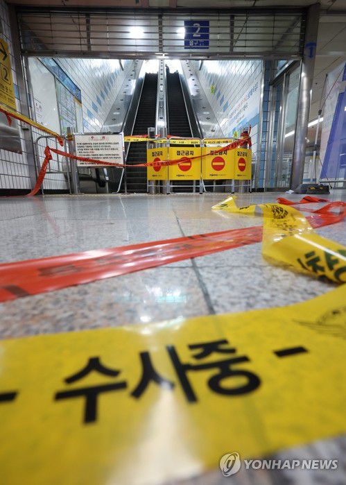 분당선 수내역서 에스컬레이터 역주행…14명 부상(성남=연합뉴스) 홍기원 기자 = 8일 오전 경기도 성남시 지하철 분당선 수내역 2번 출구 상행 에스컬레이터가 역주행하며 14명의 부상자가 발생했다.     사진은 사고 현장 모습. 2023.6.8 xanadu@yna.co.kr