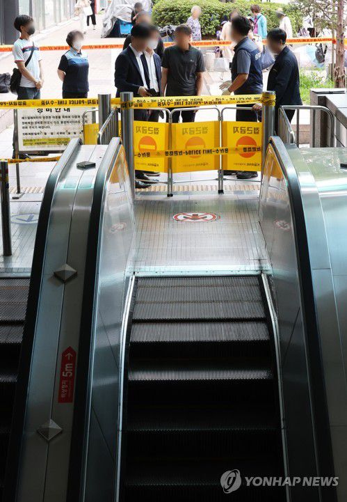 분주하게 움직이는 관계자들(성남=연합뉴스) 홍기원 기자 = 8일 오전 경기도 성남시 지하철 분당선 수내역 2번 출구 상행 에스컬레이터가 역주행하며 14명의 부상자가 발생했다.     사진은 사고 현장 모습. 2023.6.8 xanadu@yna.co.kr