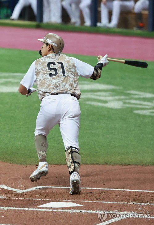 이정후, 1회부터 2타점 적시타(서울=연합뉴스) 홍해인 기자 = 8일 오후 서울 고척스카이돔에서 열린 2023 프로야구 LG 트윈스와 키움 히어로즈의 경기.      1회말 무사 주자 1, 3루, 키움 이정후가 2타점 적시타를 치고 있다. 2023.6.8 hihong@yna.co.kr