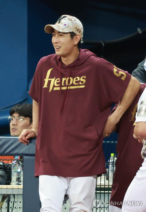 충분한 타점 뒤 교체(서울=연합뉴스) 홍해인 기자 = 8일 오후 서울 고척스카이돔에서 열린 2023 프로야구 LG 트윈스와 키움 히어로즈의 경기.     8회초가 끝난 뒤 대타 임병욱과 교체되며 경기를 마친 키움 이정후가 아이싱 셔츠를 입고 더그아웃에 서서 아버지인 LG 이종범 1루 주루 코치와 대화하며 미소짓고 있다. 2023.6.8 hihong@yna.co.kr