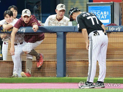 부자 대화(서울=연합뉴스) 홍해인 기자 = 8일 오후 서울 고척스카이돔에서 열린 2023 프로야구 LG 트윈스와 키움 히어로즈의 경기.     9회초 시작에 앞서 키움 이정후가 아버지 LG 이종범 주루 코치와 대화하고 있다. 2023.6.8 hihong@yna.co.kr