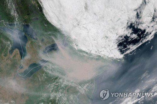 NASA 위성이 찍은 캐나다 산불의 연기[AFP 연합뉴스 자료사진/NASA Earth Observatory 제공]