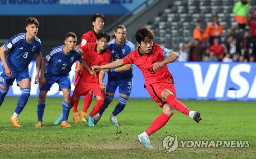 동점의 순간(라플라타=연합뉴스) 임화영 기자 = 8일(현지시간) 오후 아르헨티나 라플라타 스타디움에서 열린 2023 국제축구연맹(FIFA) 20세 이하(U-20) 월드컵 4강전 한국과 이탈리아의 경기. 한국 이승원이 상대 파울로 얻어낸 페널티킥을 차고 있다. 결과는 골. 2023.6.9 hwayoung7@yna.co.kr