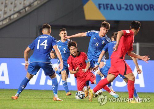 이탈리아의 거친 태클 받는 이승원(라플라타=연합뉴스) 임화영 기자 = 8일(현지시간) 오후 아르헨티나 라플라타 스타디움에서 열린 2023 국제축구연맹(FIFA) 20세 이하(U-20) 월드컵 4강전 한국과 이탈리아의 경기에서 이승원이 상대 선수의 거친 태클을 받고 있다. 2023.6.9 hwayoung7@yna.co.kr