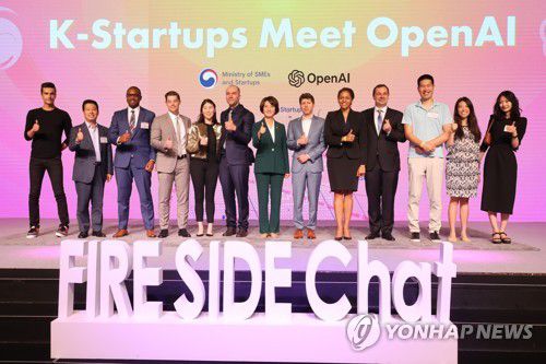 중소벤처기업부 'K-Startups meet OpenAI' 개최(서울=연합뉴스) 최재구 기자 = 이영 중소벤처기업부 장관과 샘 올트먼(오른쪽) OpenAI 대표, 그레그 브록먼(왼쪽) OpenAI 회장이 9일 서울 여의도 63빌딩에서 열린 'K-Startups meet OpenAI'를 마치고 참석한 스타트업 기업 대표 등과 기념촬영을 하고 있다.  2023.6.9 jjaeck9@yna.co.kr