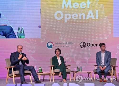 'K-Startups meet OpenAI'(서울=연합뉴스) 최재구 기자 = 9일 서울 영등포구 여의도 63스퀘어에서 열린 'K-Startups meet OpenAI'에서 이영 중소벤처기업부 장관(가운데), 샘 올트먼 오픈AI 대표(오른쪽), 그레그 브록먼 오픈AI 공동창업자가 대담하고 있다. 2023.6.9 [공동취재] jjaeck9@yna.co.kr