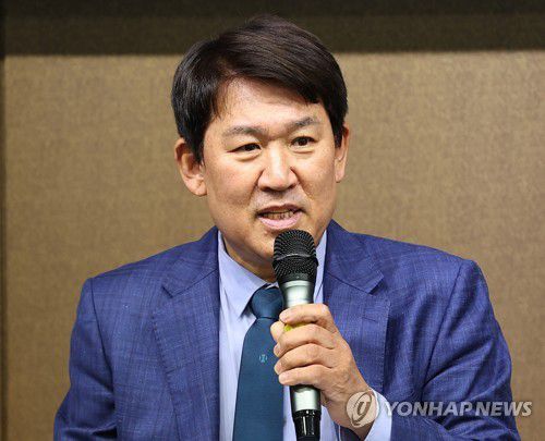 취재진 질문에 답하는 조계현 위원장(서울=연합뉴스) 김도훈 기자 = 조계현 한국야구위원회(KBO) 전력강화위원장이 9일 오후 서울 강남구 야구회관에서 열린 항저우 아시안게임 야구 대표팀 명단 발표 기자회견에서 취재진 질문에 답하고 있다. 2023.6.9 superdoo82@yna.co.kr