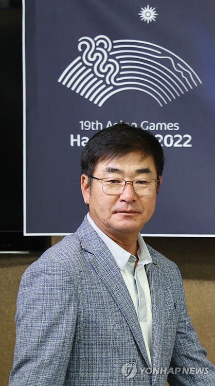 AG 대표팀 명단 발표 기자회견 참석하는 류중일 감독(서울=연합뉴스) 김도훈 기자 = 류중일 아시안게임 야구 대표팀 감독이 9일 오후 항저우 아시안게임 야구 대표팀 명단 발표를 위해 서울 강남구 야구회관 기자회견장으로 들어서고 있다. 2023.6.9 superdoo82@yna.co.kr