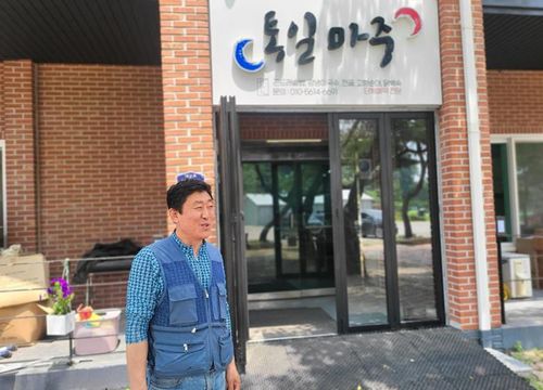 북한 음식점 '통일마중' 앞의 주경배 목사[촬영 최현석]