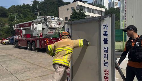 주먹으로 때리자 그대로 구멍이 나는 경량 칸막이[촬영 조서연. 재판매 및 DB 금지]