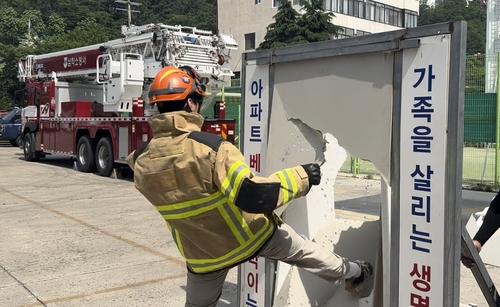 발로 차니 완전히 무너지는 경량 칸막이[촬영 조서연. 재판매 및 DB 금지]