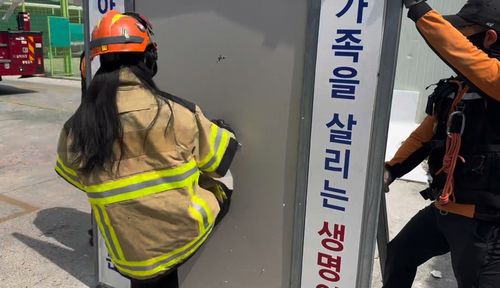 도구로 구멍을 먼저 만드니 쉽게 부서지는 경량 칸막이[촬영 임지현. 재판매 및 DB 금지]